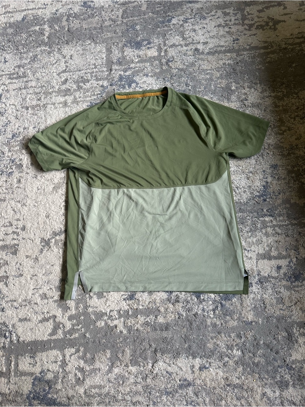Men's Rhône Two-Tone Olive Crew Neck Performance Shirt Medium